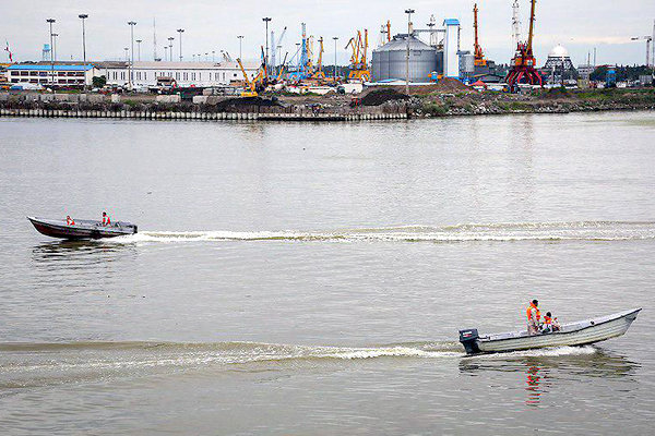 پاكسازي مسير كشتي‌هاي تجاري در بندر انزلي