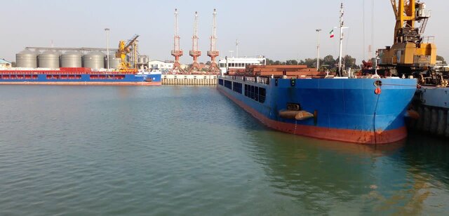 پهلوگیری بیش از ۱۰ هزار تن گندم در بندر امیرآباد