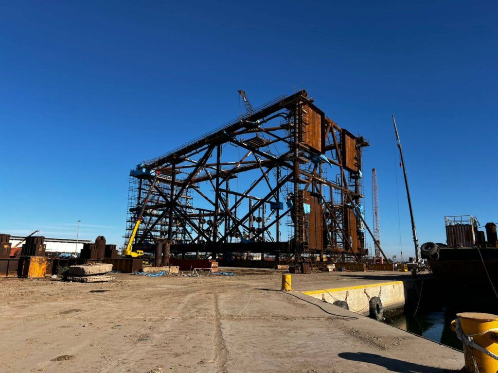 عملیات ساخت و بارگیری جکت پروژه توسعه ميدان گازي «فرزاد ب»