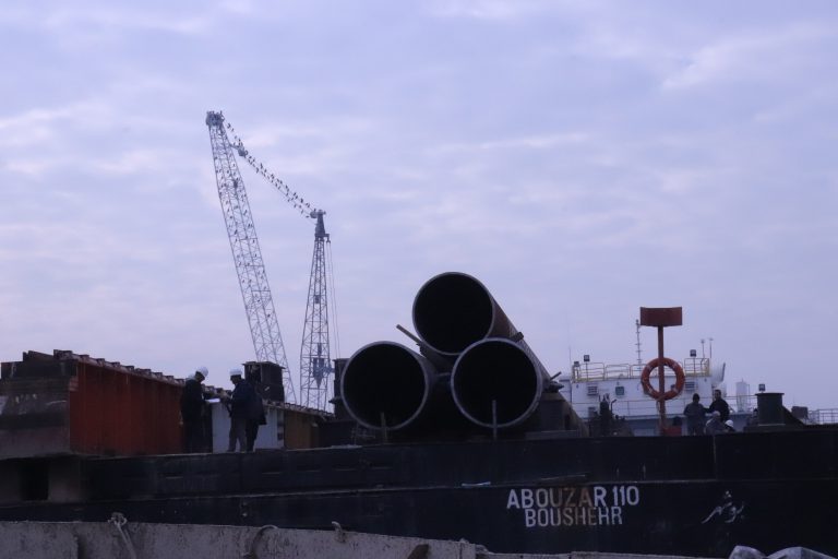 عملیات ساخت و بارگیری جکت پروژه توسعه میدان گازی «فرزاد ب» با هدف تسریع در برداشت از ذخایر این میدان مشترک گازی رو به اتمام است.