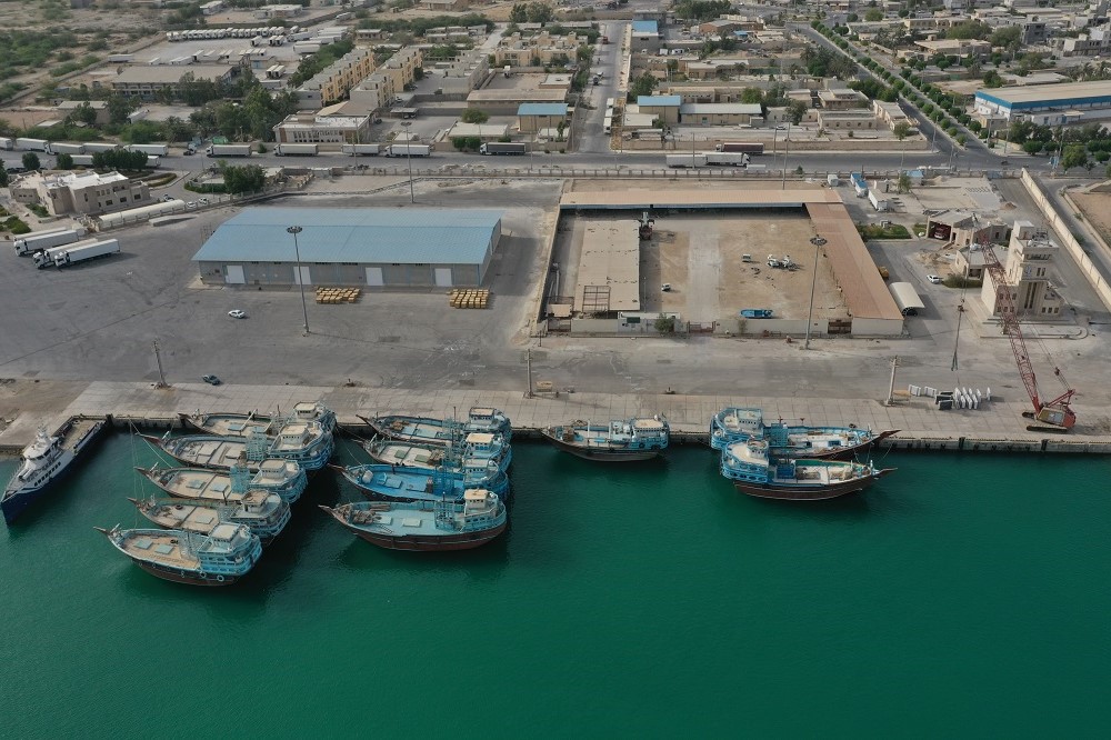 لنج‌ها کالاهای اساسی وارد می‌کنند