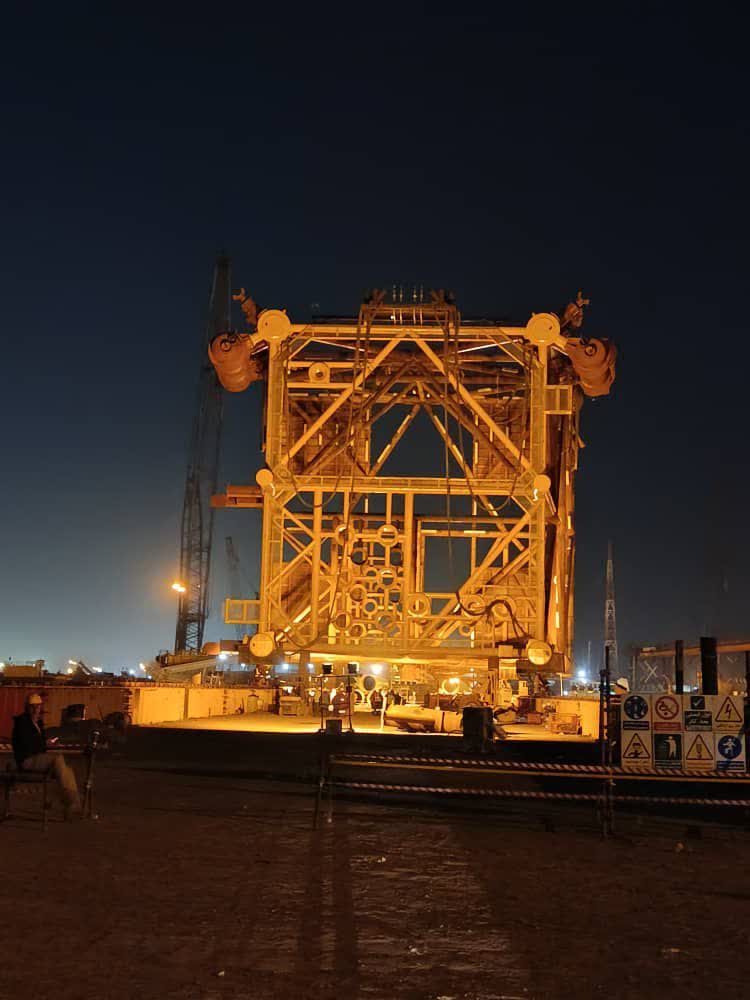 به گزارش بندر و دریا به نقل از روابط عمومی شرکت مهندسی و ساخت تأسیسات دریایی ایران: اتمام مؤفق عملیات بارگیری جکت پروژه فرزاد B را میتوان، نقطه عطفی در مسیر اجرای یکی از مهمترین پروژههای فراساحلی کشور دانست؛ عملیاتی پیچیده، دقیق و حساس که حاصل ماهها برنامهریزی، هماهنگی و تلاش بیوقفه مجموعهای متعهد از نیروهای متخصص در بخشهای مهندسی، اجرایی، ایمنی، پشتیبانی و عملیات دریایی است.