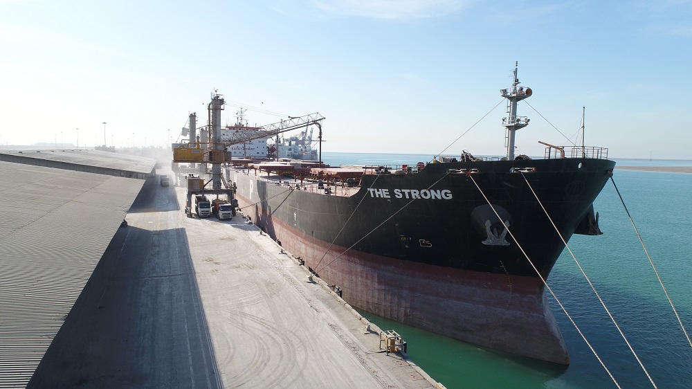 تخلیه یک کشتی کالای اساسی در 3 روز